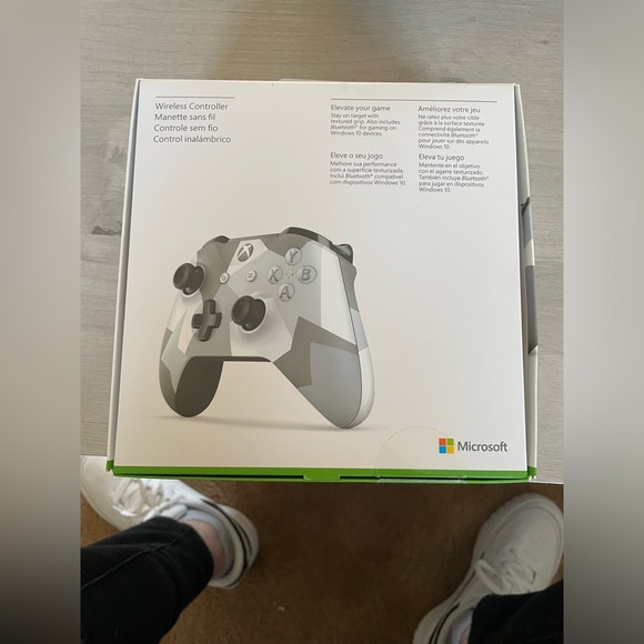 3 Xbox controllers - Picture 8 of 16